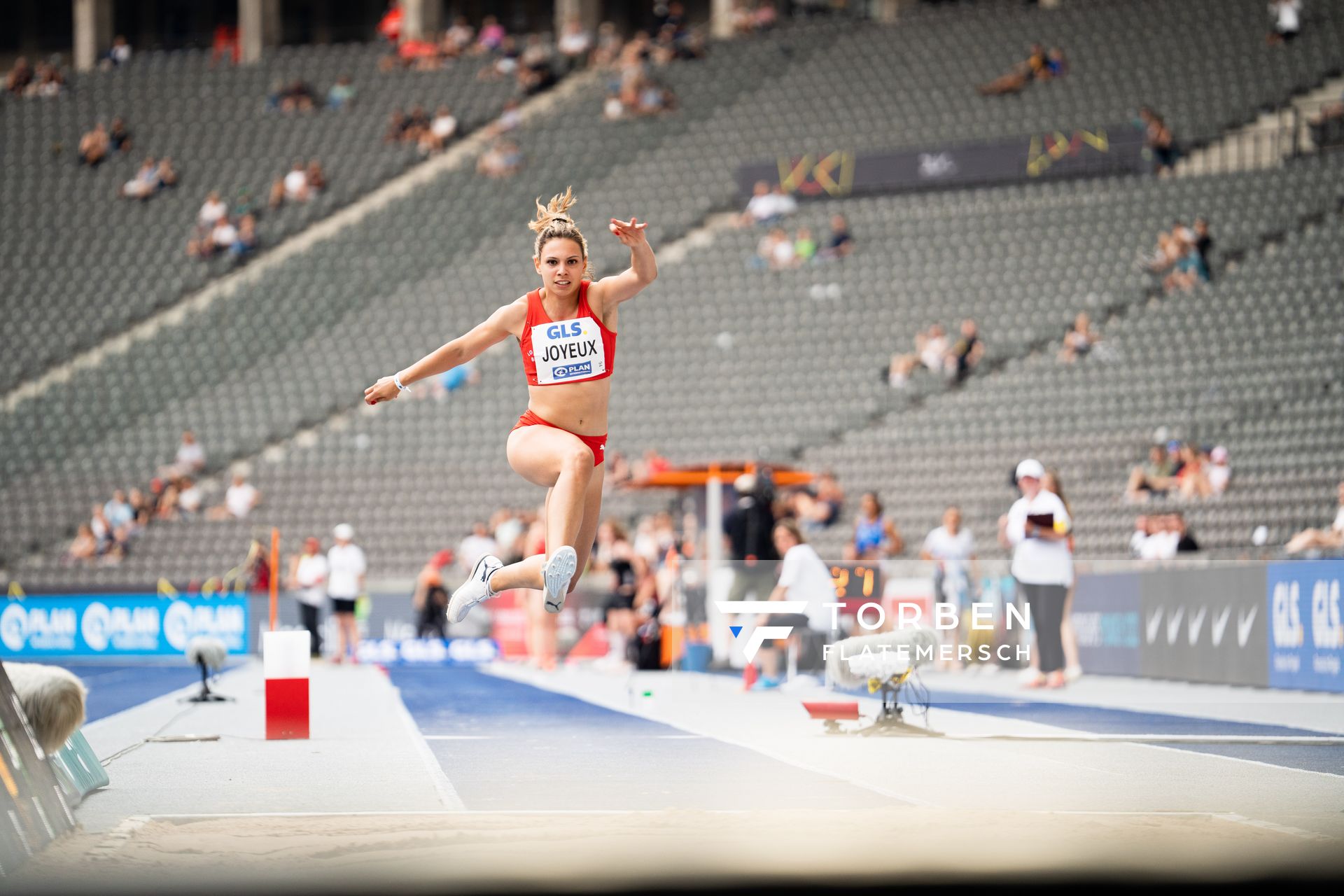 Caroline Joyeux (LG Nord Berlin) im Dreisprung waehrend der deutschen Leichtathletik-Meisterschaften im Olympiastadion am 25.06.2022 in Berlin